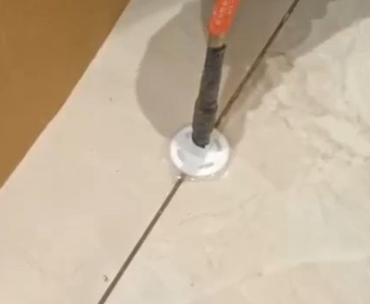 和田瓷砖空鼓维修公司专业解答瓷砖在铺贴过程中，如果没有涂抹均匀到位的粘结材料（如水泥砂浆或瓷砖胶），可能会导致以下问题